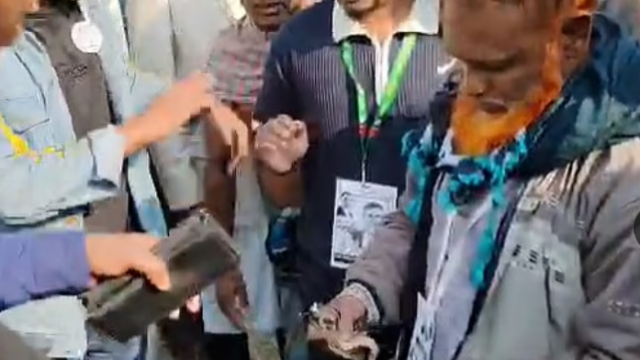 টাঙ্গাইলের মির্জাপুরে ভোটের সময় টাকা বিতরণের অভিযোগে জয়নাল আবেদীন নামে জামায়াতে ইসলামীর এক নেতাকে আটক