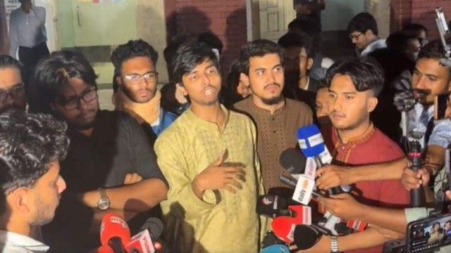 বেরোবিতে রাজনীতি নিষিদ্ধের সিদ্ধান্ত উপেক্ষিত: ক্ষুব্ধ শিক্ষার্থীরা