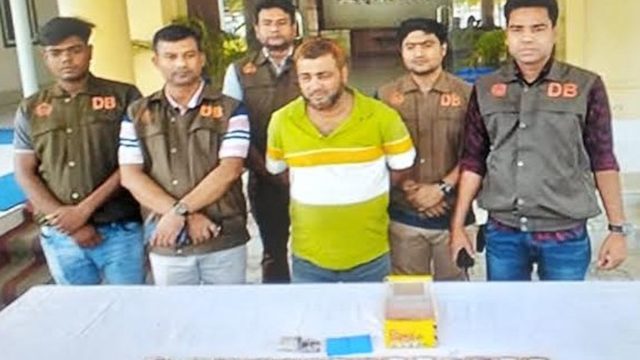 যশোরের ঝিকরগাছায় ডিবি পুলিশের অভিযানে ইয়াবা টাকাসহ মাদক ব্যবসায়ী…