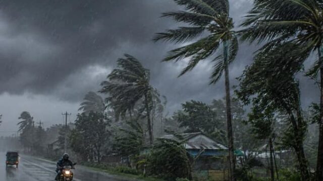 ঢাকা-চট্টগ্রামসহ ১১ অঞ্চলে ঝড়ের পূর্বাভাস, নদীবন্দরে সতর্কতা